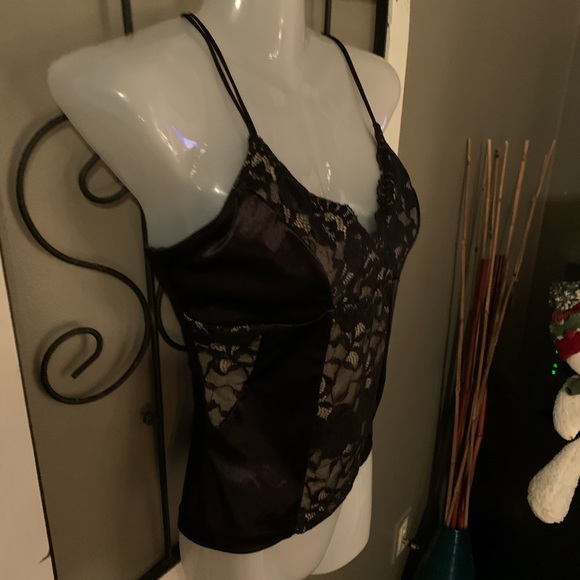 Beautiful lace bodice style top - Picture 2 of 3